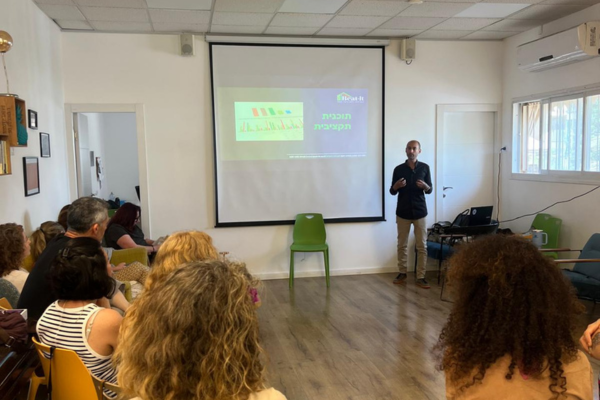 דודו כהן מעביר את ההרצאה צרכנות מבוססת חיסכון